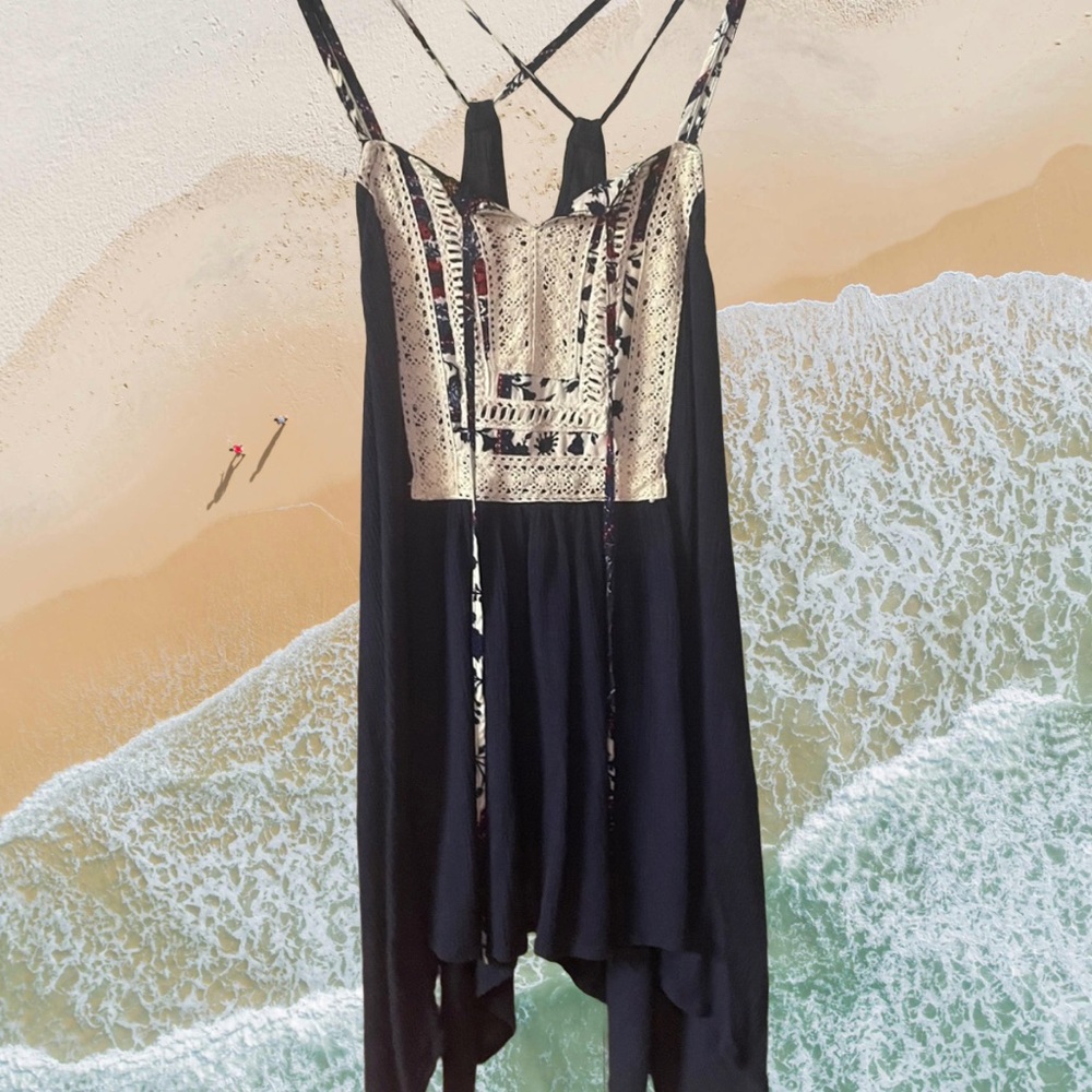 Umgee Navy Tunic type tank top!with Floral and Crotchet Accents💐